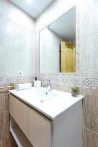 een badkamer met een wastafel en een spiegel bij Apartamento Nature in Sierra Nevada