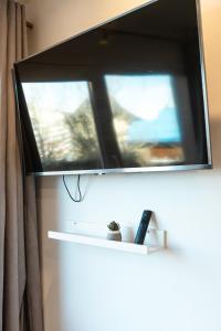 een flatscreen-tv aan een muur bij Apartamento Nature in Sierra Nevada