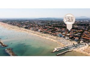 una vista aérea de una playa con un reloj en ella en Residence Rimini Relax, en Rímini