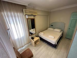 Postel nebo postele na pokoji v ubytování Hikmethan Otel