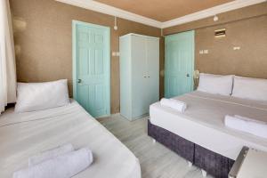 Postel nebo postele na pokoji v ubytování Hikmethan Otel