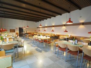 comedor con mesas y sillas en Haus Ohrbeck, en Georgsmarienhütte