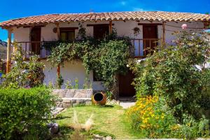 a house with a garden in front of it at Casa vivencial Mamá Vivi in Coporaque