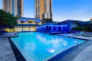 uma grande piscina numa cidade com edifícios altos em Circle on Cavill - Self contained Low Floor apartment - Sleeps 8 - Wow Stay em Gold Coast