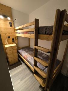 Palanda nebo palandy na pokoji v ubytování Roche Blanche Appartements VTI
