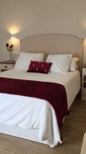 1 dormitorio con 1 cama grande con sábanas y almohadas blancas en Ciudad del encaje 2, en Almagro
