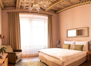 Postel nebo postele na pokoji v ubytování Hotel Golden Key Prague Castle
