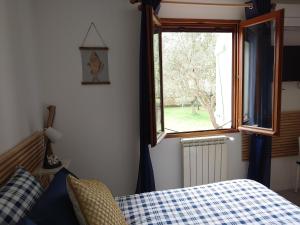 1 dormitorio con cama y ventana en Cigaléo, Chambre d'hôtes dans le Var, en Carnoules