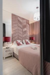 Ένα ή περισσότερα κρεβάτια σε δωμάτιο στο TOTU HOME Deluxe Apartments Browar Gdański
