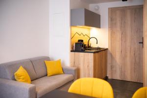 Kuchyň nebo kuchyňský kout v ubytování Szlakami 5 Dolin - apartamenty obok Doliny Strążyskiej - sauna i parking GRATIS!