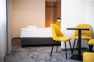 Postel nebo postele na pokoji v ubytování Szlakami 5 Dolin - apartamenty obok Doliny Strążyskiej - sauna i parking GRATIS!