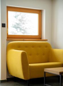 Posezení v ubytování Szlakami 5 Dolin - apartamenty obok Doliny Strążyskiej - sauna i parking GRATIS!