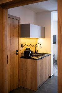 Kuchyň nebo kuchyňský kout v ubytování Szlakami 5 Dolin - apartamenty obok Doliny Strążyskiej - sauna i parking GRATIS!