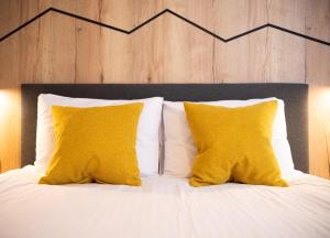 Postel nebo postele na pokoji v ubytování Szlakami 5 Dolin - apartamenty obok Doliny Strążyskiej - sauna i parking GRATIS!