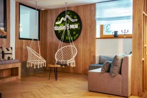 Posezení v ubytování Szlakami 5 Dolin - apartamenty obok Doliny Strążyskiej - sauna i parking GRATIS!