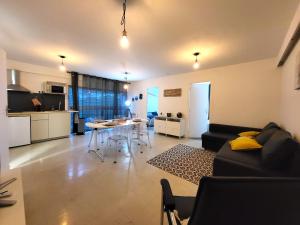 sala de estar con sofá y mesa en Les Entrepreneurs - Appartements neufs et spacieux, proche RER C et Aéroport Orly en Morangis