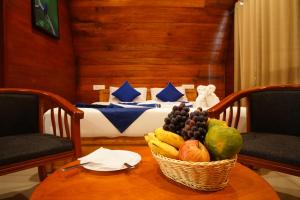 Ambalavayal的住宿－Misty Morning Resorts Wayanad，床上桌上的一篮水果