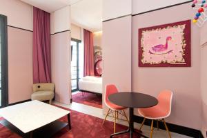 una sala de estar con una mesa y sillas en Amor de Dios 17 Boutique Apartments, en Madrid 37 fotos más