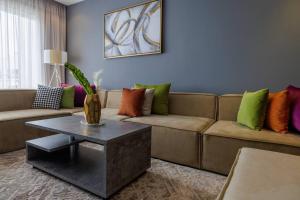 Χώρος καθιστικού στο Beautifully Designed 3BR Apartment+ Panoramic View