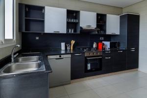 Η κουζίνα ή μικρή κουζίνα στο Beautifully Designed 3BR Apartment+ Panoramic View