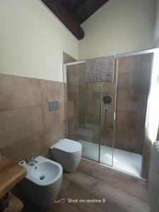 W łazience znajduje się prysznic, toaleta i umywalka. w obiekcie Cascina Belvedere 1932 - Ospitalità Rurale Famigliare w mieście Mornese