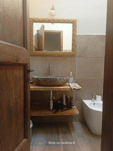 W łazience znajduje się umywalka i lustro. w obiekcie Cascina Belvedere 1932 - Ospitalità Rurale Famigliare w mieście Mornese