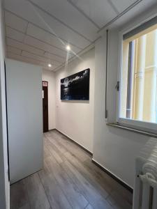 un corridoio con finestra e un dipinto sul muro di Hotel Villa Itala a Rimini