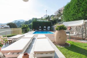 een villa met een zwembad en een huis bij Marina 10 Boutique&Design Hotel in Ischia
