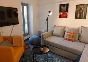 a living room with a couch and a table at Maison Barnoin-Chambres et villas au calme proche Nice in Bouyon