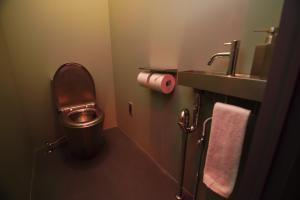een badkamer met een toilet en een wastafel bij Red Submarine in Kure