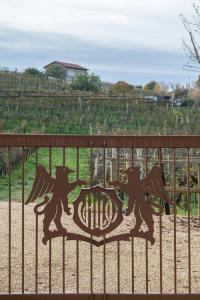 ein schmiedeeisernes Tor mit einem Pferdesymbol darauf in der Unterkunft Casa Valdo Country House in Valdobbiadene