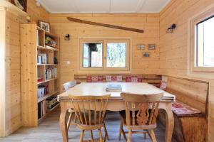 - une salle à manger avec une table et des chaises en bois dans l'établissement Le Petite Chalet Tourmente, à Chamonix-Mont-Blanc