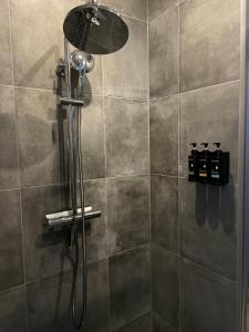 uma casa de banho com uma cabeça de chuveiro em Studio 41 Bergen NH em Bergen