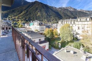widok z balkonu budynku z góry w tle w obiekcie Carlton - Center of Chamonix - Historic building w Chamonix-Mont-Blanc