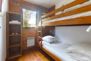 1 dormitorio con 2 literas y ventana en Albertine - Centre de Chamonix - Garage - Mountain Views!, en Chamonix-Mont-Blanc
