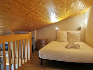 Schlafzimmer mit einem Bett mit Holzdecke in der Unterkunft Clos du Savoy - Chamonix Center - Skii on foot in Chamonix-Mont-Blanc
