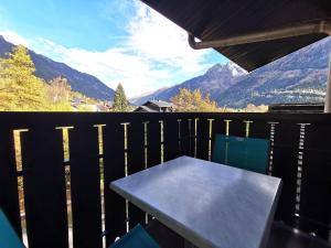 einen Tisch auf dem Balkon mit Bergblick in der Unterkunft Clos du Savoy - Chamonix Center - Skii on foot in Chamonix-Mont-Blanc