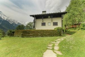 een huis met een stenen pad ervoor bij Le Crétet 2 - Best views of the Mont-Blanc in Chamonix-Mont-Blanc