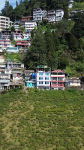 um grupo de casas no topo de uma colina em Yakthung Homestay em Darjeeling