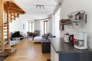 Il comprend une cuisine et un salon avec un comptoir. dans l'établissement Nook 43 The Corner Central 3 bedroom Apt, à Chamonix-Mont-Blanc