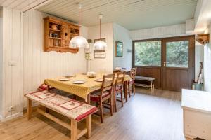 cocina y comedor con mesa y sillas en Clos de l'Ours - 2 chambres - Jardin privé, en Chamonix-Mont-Blanc