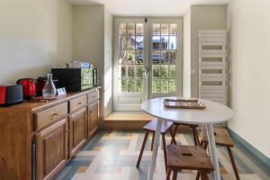 una cucina con tavolo e tavolo e una finestra di Le Petit Eloi a Saint-Gervais-les-Bains