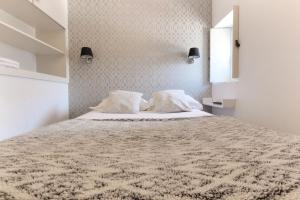 - une chambre avec un grand lit et une couverture dans l'établissement Nook 42 - The Loft - Central 2br w/ Balcony Views, à Chamonix-Mont-Blanc