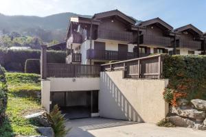 ein Gebäude mit Balkonen an der Seite in der Unterkunft Sapins 11 - Appartement familial - Pied des pistes - Vue sur les montagnes in Les Chavants