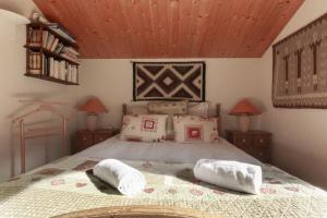 - une chambre avec un lit et 2 oreillers dans l'établissement Les Terrasses de Planpraz - 8min Walk to Center - Quiet - Perfect for Hiking, à Chamonix-Mont-Blanc