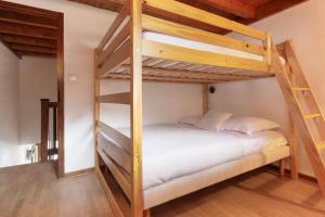 Poschodová posteľ alebo postele v izbe v ubytovaní Les Arolles - Large Beds! - Beside Park, Lake, Rock Climbing & Many Hikes