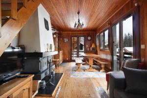 sala de estar con chimenea y TV en The Historic Chalet Les Allognes Mont-Blanc views, en Les Houches