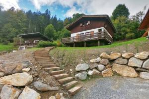 een huis op een heuvel met trappen ervoor bij The Historic Chalet Les Allognes Mont-Blanc views in Les Trabets