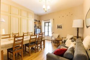 salon ze stołem i jadalnią w obiekcie Maison Emile Devouassoud w Chamonix-Mont-Blanc
