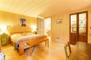 ein Schlafzimmer mit einem Bett und einer Holzdecke in der Unterkunft Le Chalet des Chavants - 8ch - 300m2- Grand Jardin - Vues du Mont-Blanc in Les Houches